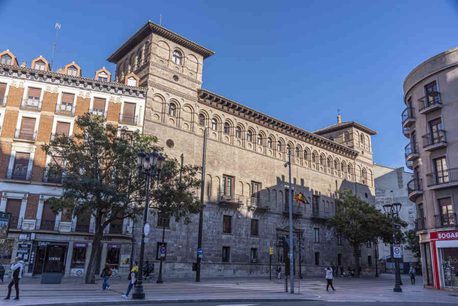 Zaragoza 113 - palacio de los condes de Morata o de Luna.jpg